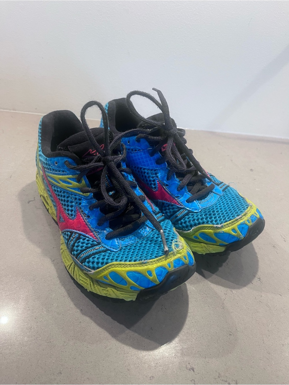 Size 6 Saucony shoes